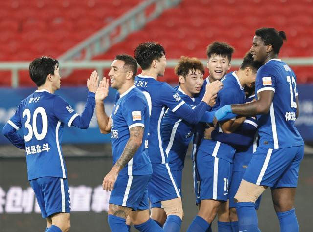 竞技宝官网-【中超】巴西三叉戟先后建功 三镇3比0梅州再度登顶