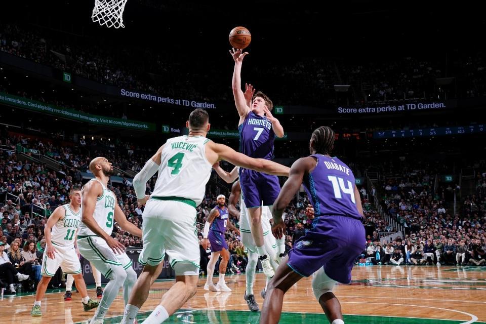 JJB-克努佩尔神迹追平乔丹新秀历史第一 黄蜂6连胜灭绿军近19战16胜